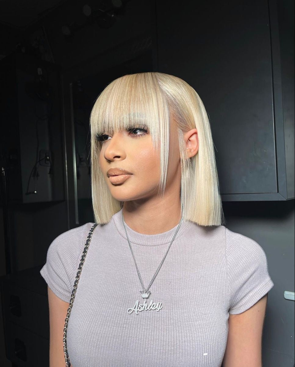 Cabelo curto loiro com franja