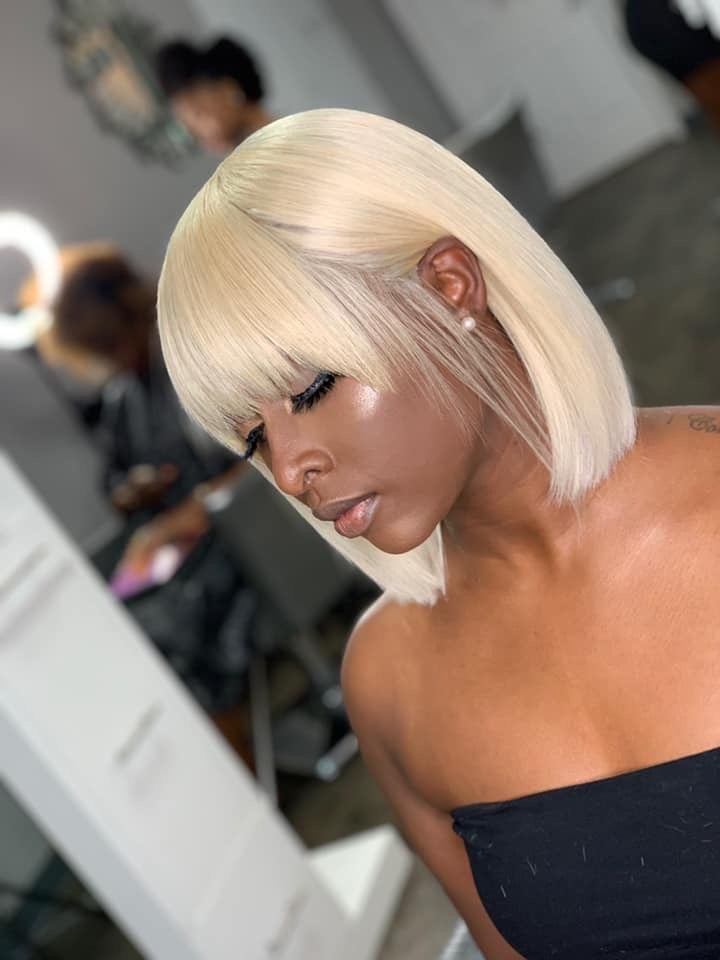 Cabelo curto loiro com franja